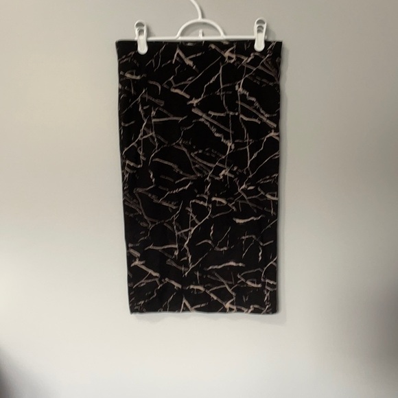 H&M Dresses & Skirts - Stretchy black pencil skirt with marbling pattern